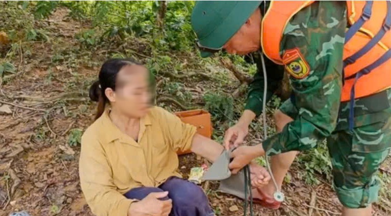 Người phụ nữ mắc kẹt giữa lũ cả tuần, phải ăn lá rừng để sống- Ảnh 1. Người phụ nữ mắc kẹt giữa lũ cả tuần, phải ăn lá rừng để sống- Ảnh 1.