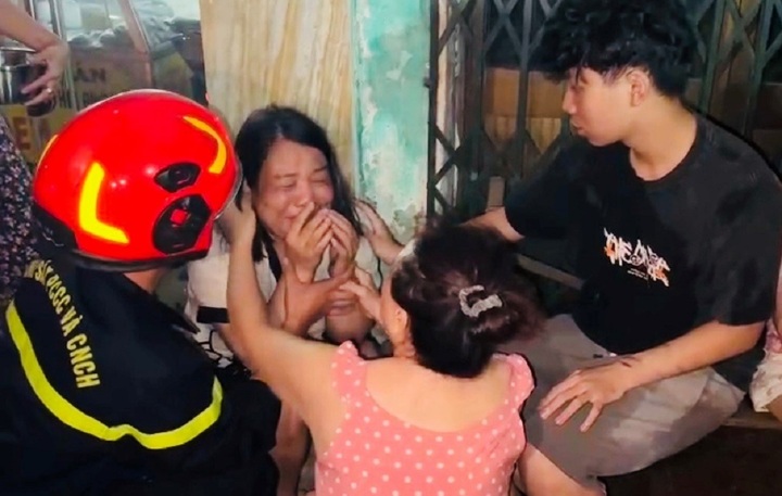 Giải cứu 5 người mắc kẹt trong căn nhà bốc cháy ở Hải Phòng lúc nửa đêm - Ảnh 1. Giải cứu 5 người mắc kẹt trong căn nhà bốc cháy ở Hải Phòng lúc nửa đêm - Ảnh 1.
