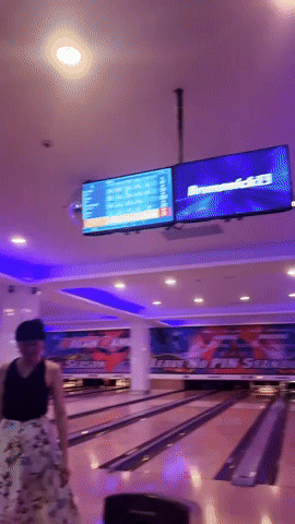 Mẹ Doãn Hải My diện đẹp thảnh thơi chơi bowling cùng các con, mẹ Văn Hậu lặng lẽ trông cháu gây chú ý- Ảnh 1.