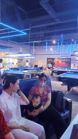 Mẹ Doãn Hải My diện đẹp thảnh thơi chơi bowling cùng các con, mẹ Văn Hậu lặng lẽ trông cháu gây chú ý- Ảnh 2.