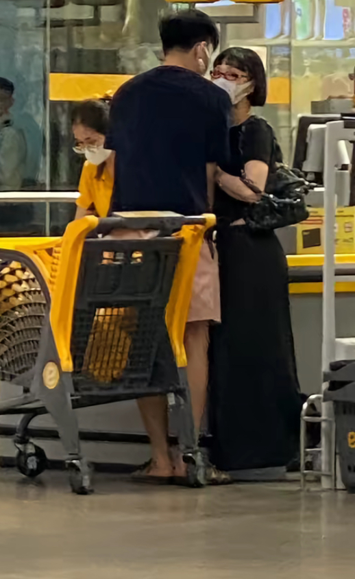 Miu L&ecirc; diện v&aacute;y ngắn khoe body cực ch&aacute;y tập tennis,"flex" vợt do "chồng y&ecirc;u" tặng, bạn trai thiếu gia phản ứng g&acirc;y ch&uacute; &yacute; - Ảnh 5.