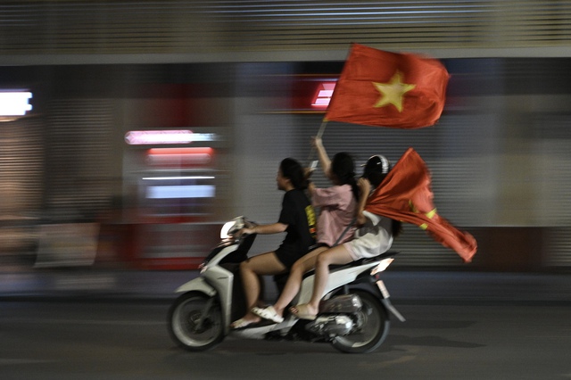 Cổ động viên đổ xô ra đường giữa đêm mừng lần thứ 3 xưng vương Đông Nam Á của U23 Việt Nam- Ảnh 12.