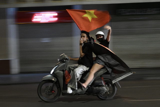 Cổ động viên đổ xô ra đường giữa đêm mừng lần thứ 3 xưng vương Đông Nam Á của U23 Việt Nam- Ảnh 11.