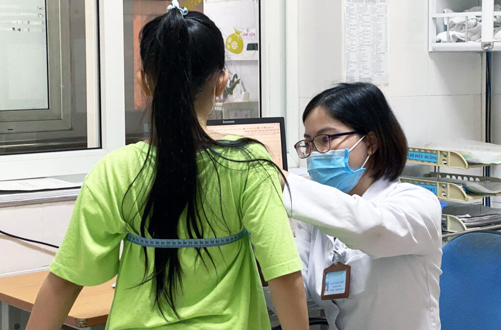 Bé gái 9 tuổi vòng ngực đã 95cm vì dậy thì sớm- Ảnh 1.