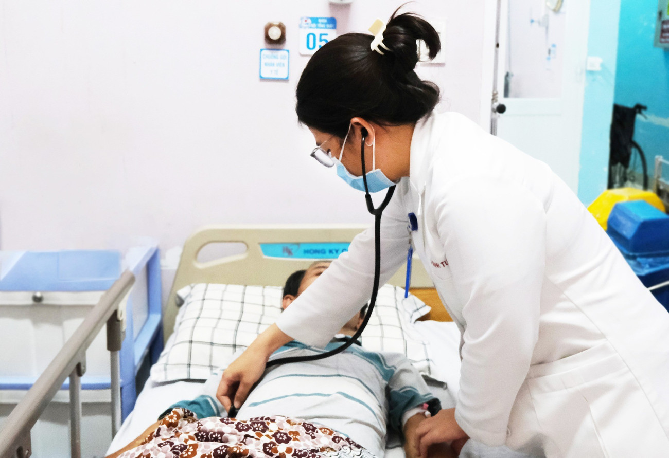 Xẻ thịt lợn không đồ bảo hộ, người đàn ông đối mặt nguy cơ mất thính lực suốt đời - Ảnh 1.