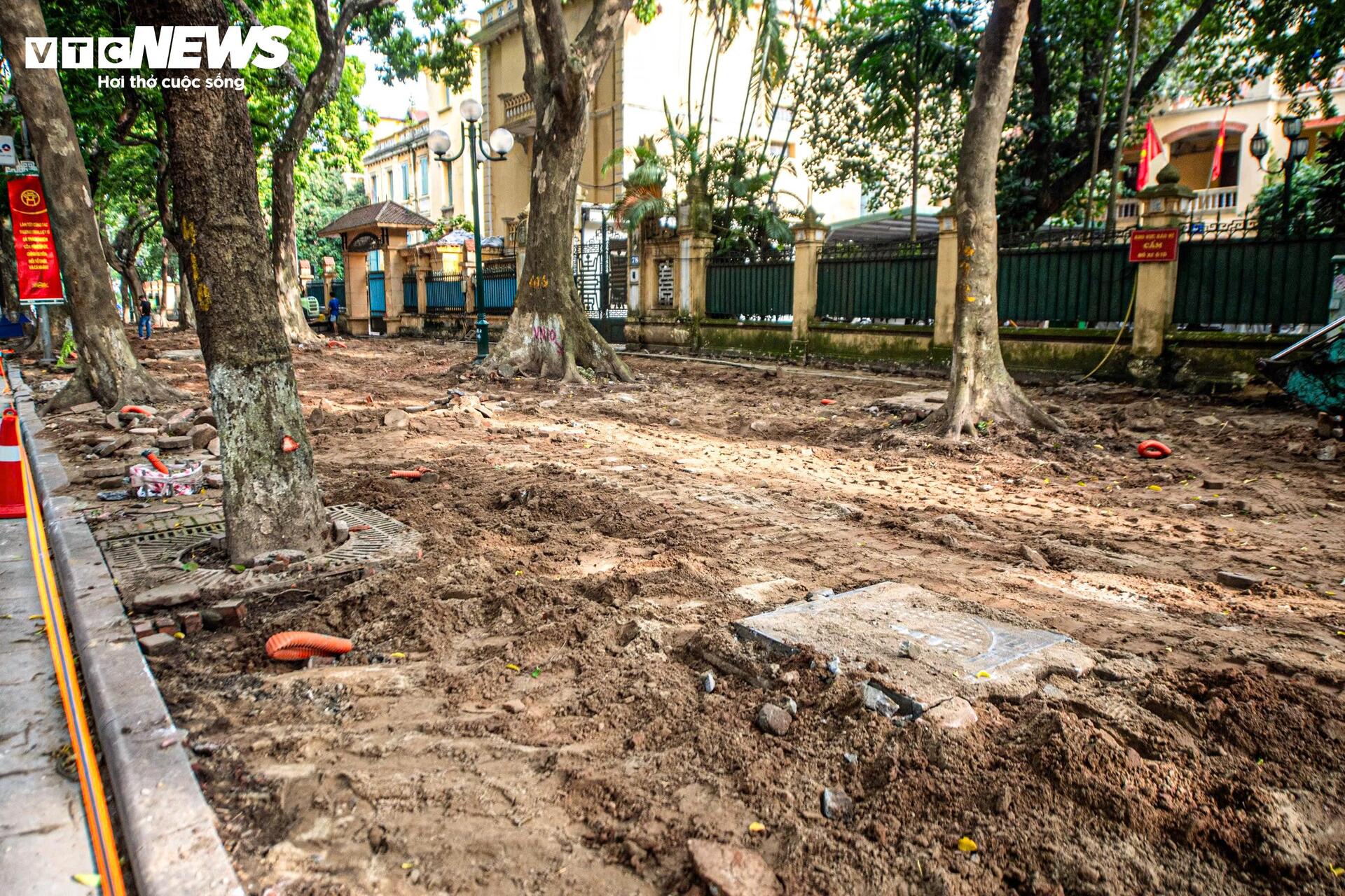 Phá dỡ tòa nhà Pháp cổ phục vụ mở rộng đường Hùng Vương 2 / 9 tại Hà Nội - Ảnh 8.