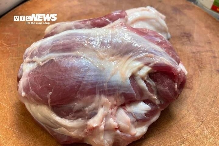 Cách nhận biết thịt lợn nuôi tăng trọng, chứa chất tạo nạc - Ảnh 1.