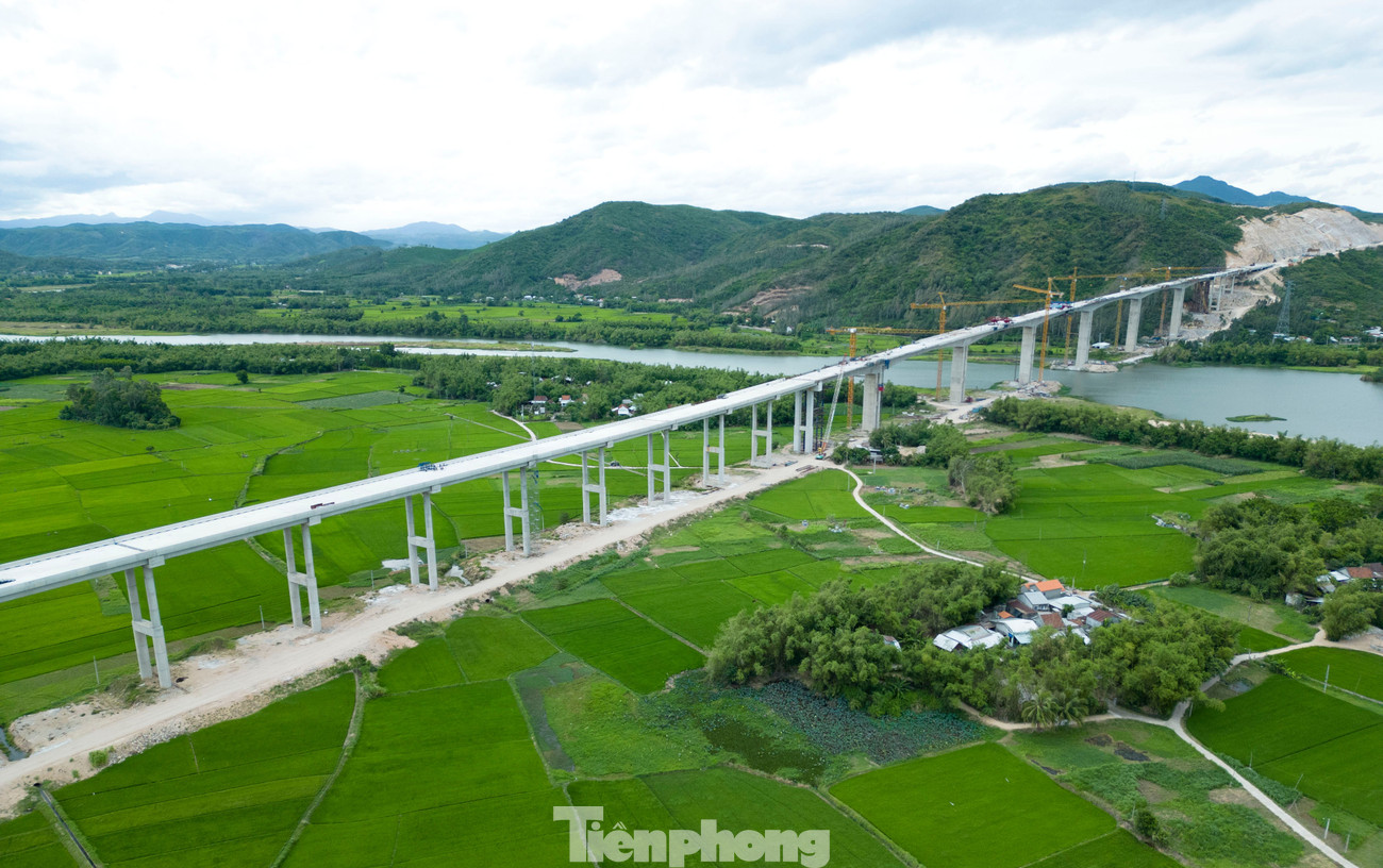 Cận cảnh cây cầu dài nhất cao tốc Bắc - Nam phía đông vừa hợp long - Ảnh 1.