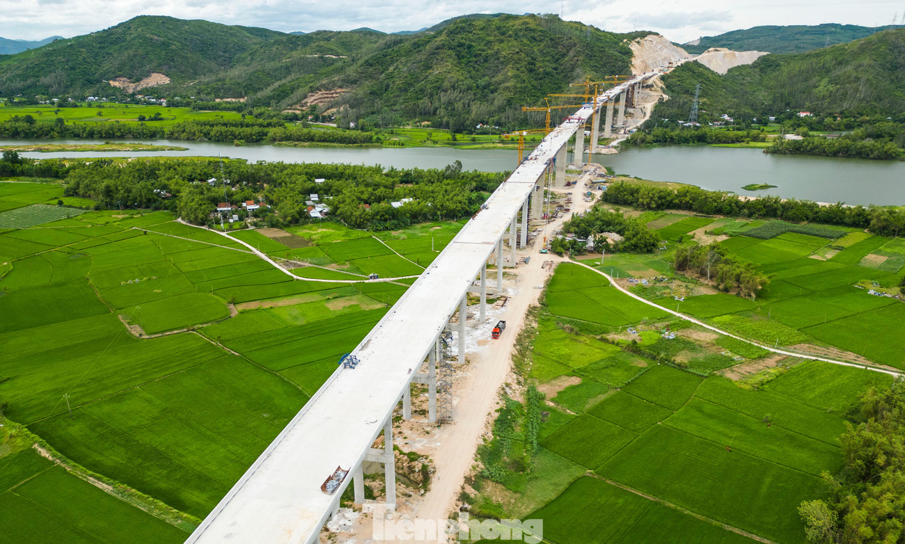 Cận cảnh cây cầu dài nhất cao tốc Bắc - Nam phía đông vừa hợp long - Ảnh 2.