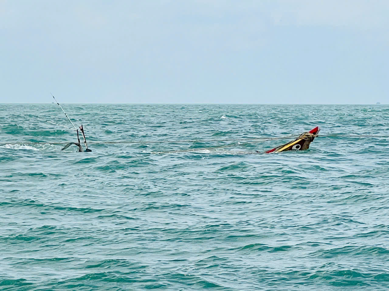 Ghe đánh cá chìm ở TP HCM do sóng lớn làm thuyền viên gặp nguy hiểm - Ảnh 1. Ghe đánh cá chìm ở TP HCM do sóng lớn làm thuyền viên gặp nguy hiểm - Ảnh 1.