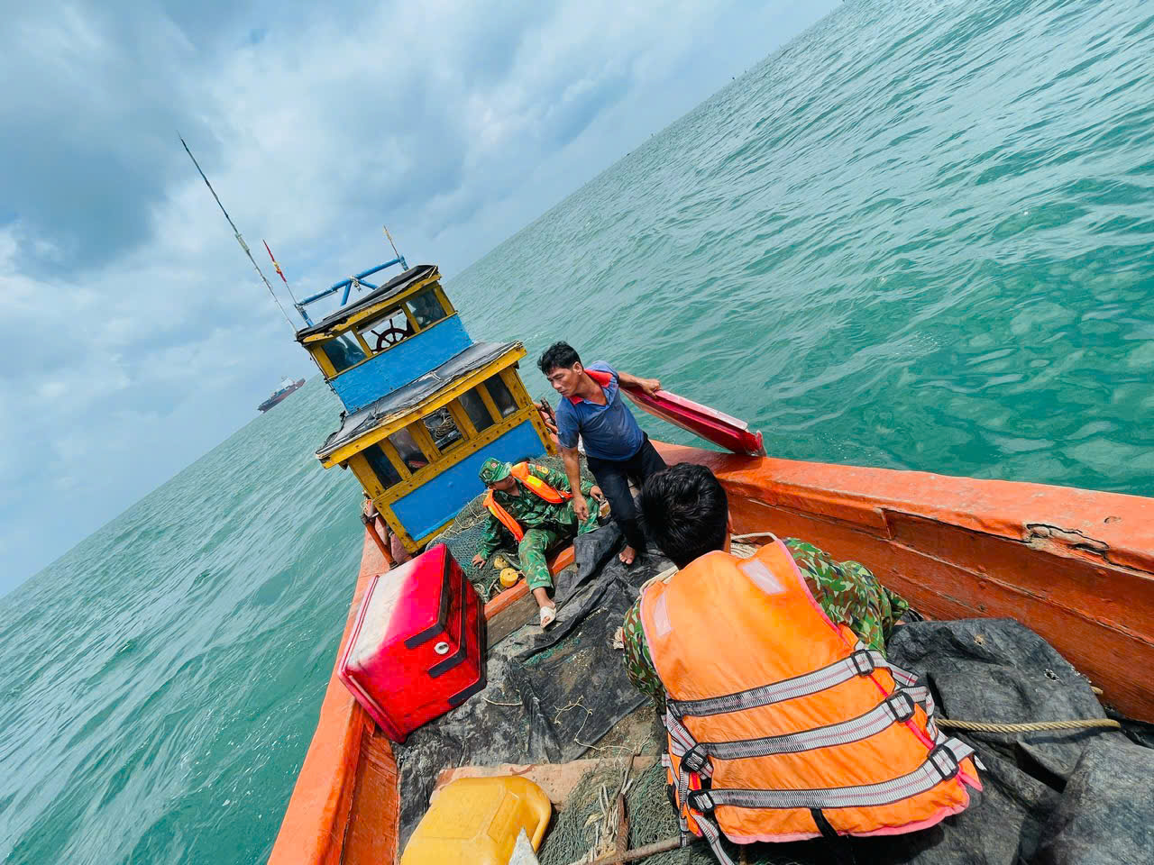 Ghe đánh cá chìm ở TP HCM do sóng lớn làm thuyền viên gặp nguy hiểm - Ảnh 2. Ghe đánh cá chìm ở TP HCM do sóng lớn làm thuyền viên gặp nguy hiểm - Ảnh 2.