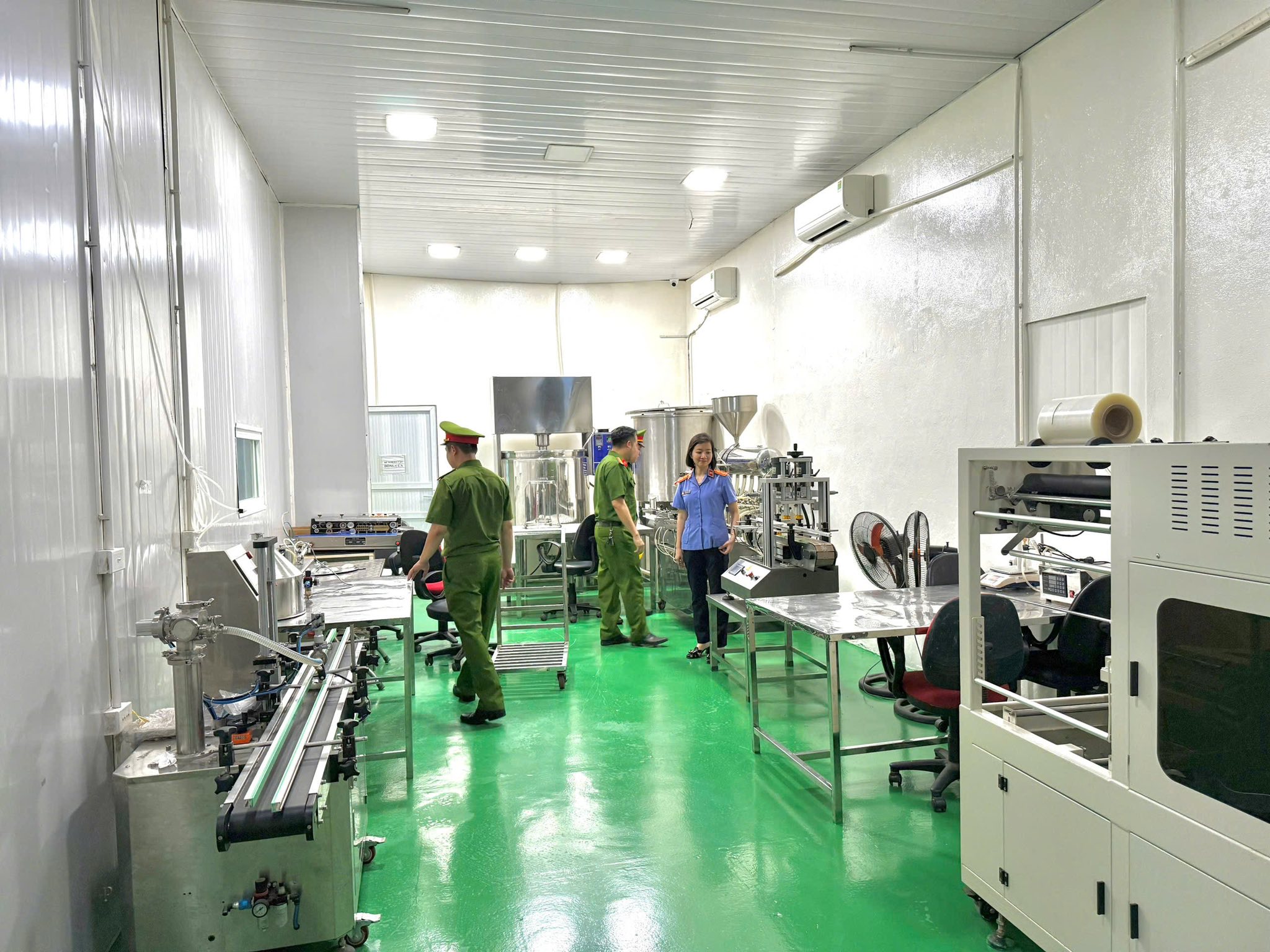 Cận cảnh khám xét Công ty Athena Việt Nam của 'trùm mỹ phẩm giả' Đường Văn Thiết - Ảnh 6.