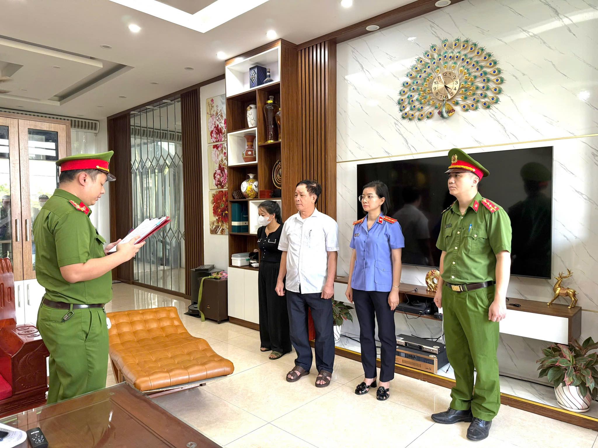 Cận cảnh khám xét Công ty Athena Việt Nam của 'trùm mỹ phẩm giả' Đường Văn Thiết - Ảnh 3.