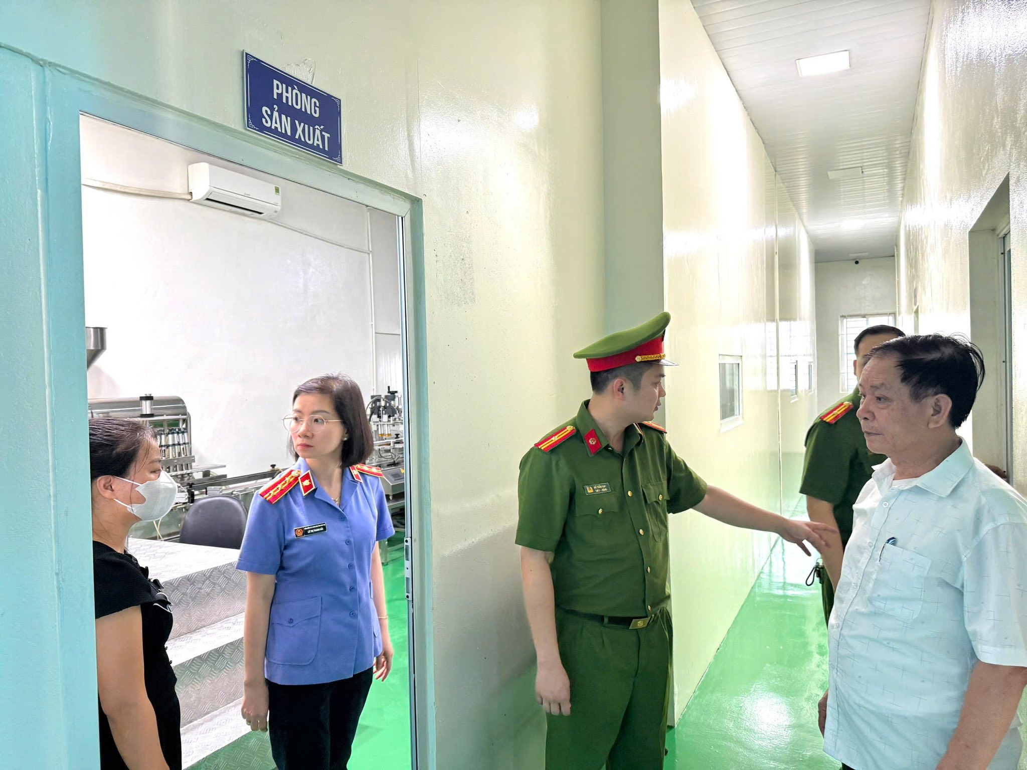 Cận cảnh khám xét Công ty Athena Việt Nam của 'trùm mỹ phẩm giả' Đường Văn Thiết - Ảnh 4.