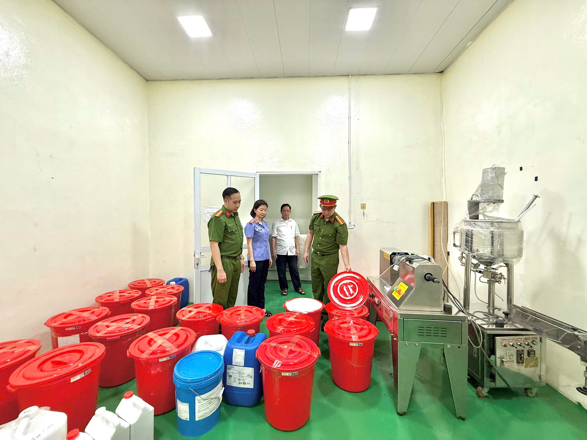 Cận cảnh khám xét Công ty Athena Việt Nam của 'trùm mỹ phẩm giả' Đường Văn Thiết - Ảnh 7.