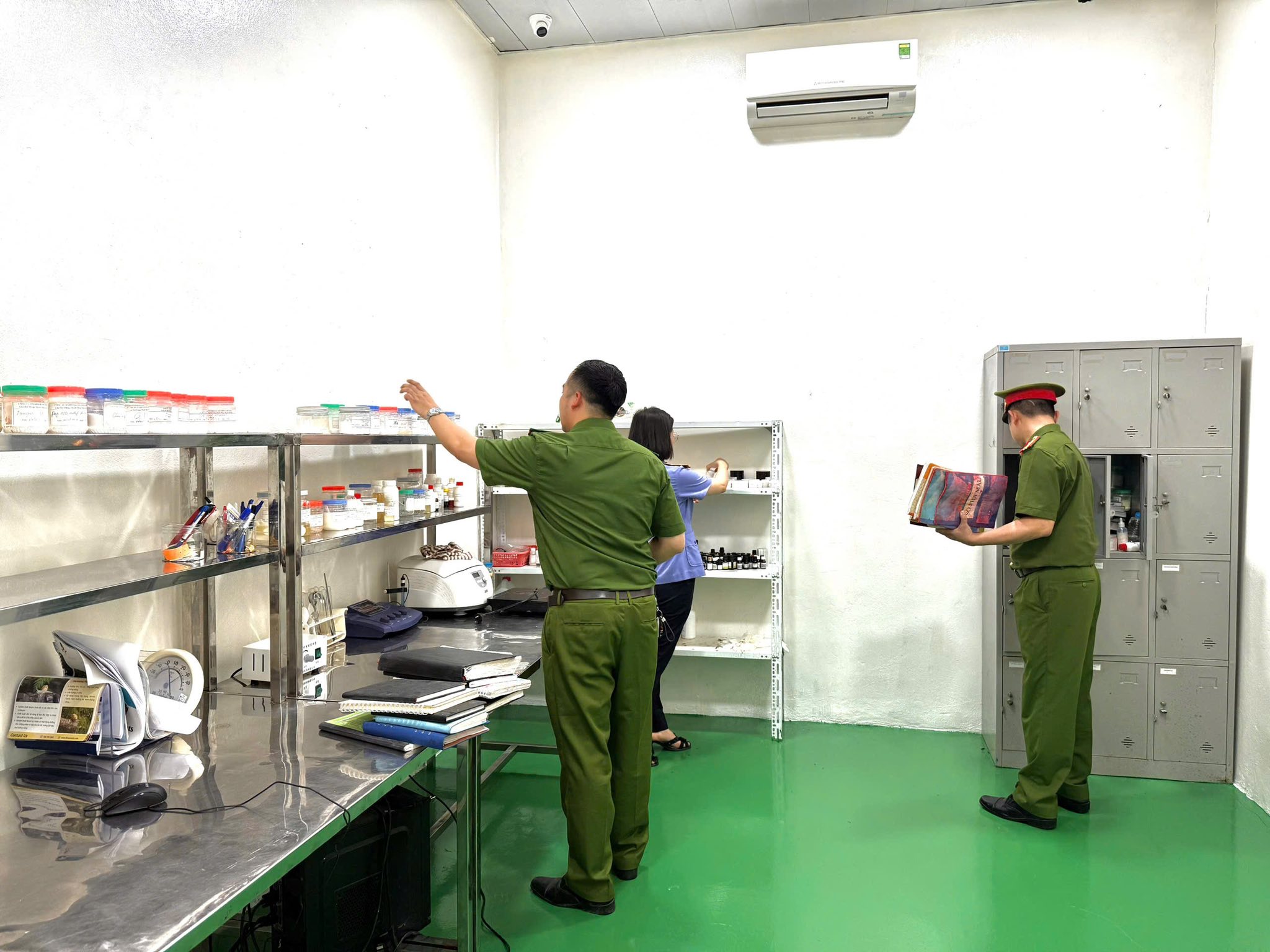 Cận cảnh khám xét Công ty Athena Việt Nam của 'trùm mỹ phẩm giả' Đường Văn Thiết - Ảnh 5.