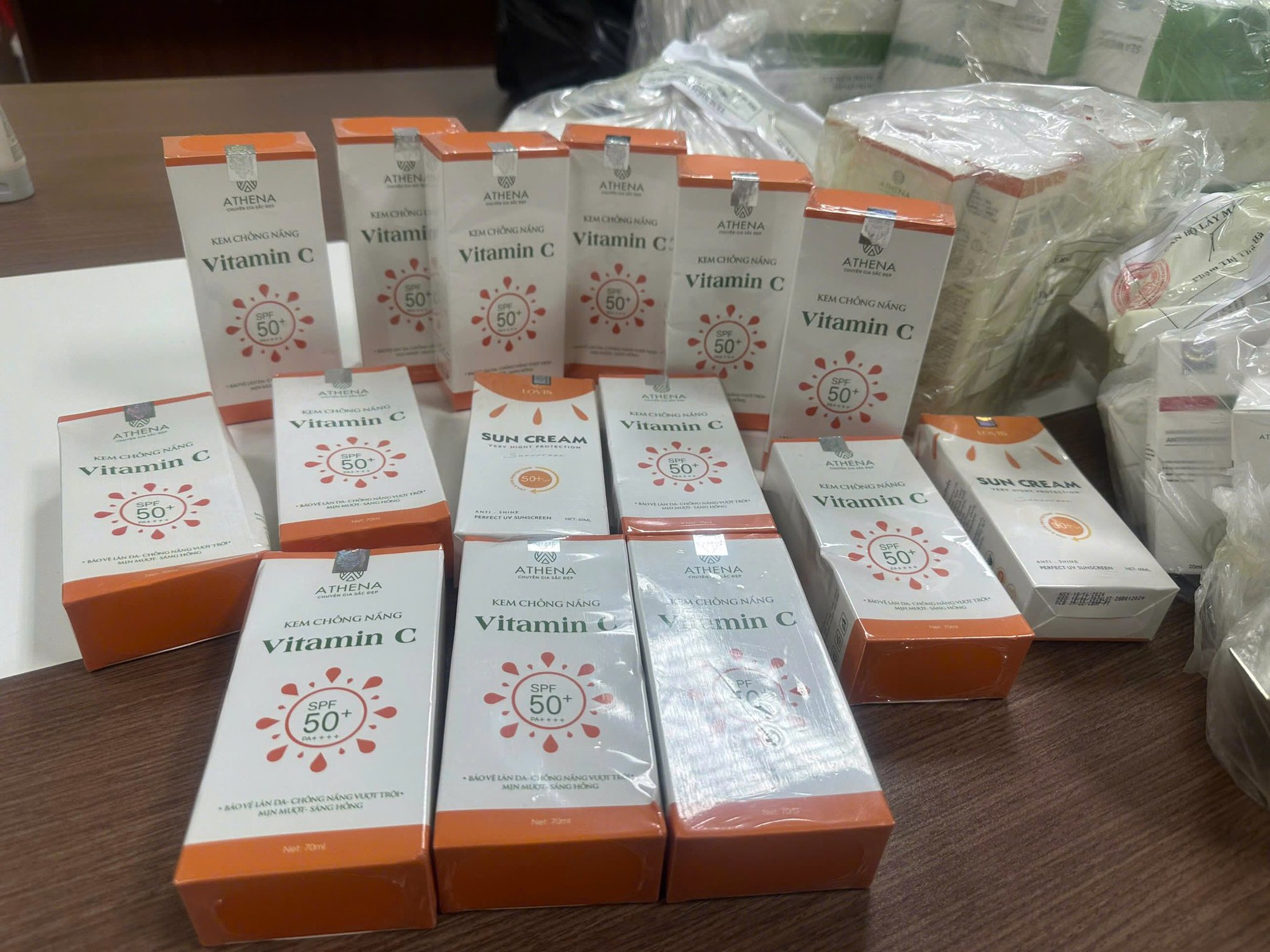 Vụ Giám đốc sản xuất kem chống nắng Athena bị bắt: 1 TikToker đã "phốt" bảng thành phần ảo ma từ năm 2024 - Ảnh 1. Vụ Giám đốc sản xuất kem chống nắng Athena bị bắt: 1 TikToker đã "phốt" bảng thành phần ảo ma từ năm 2024 - Ảnh 1.