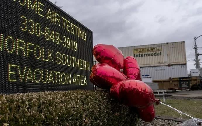 Gần một nửa người dân Mỹ lo đất nước mất vị thế siêu cường - Ảnh 1.