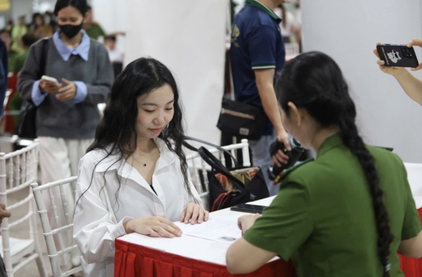 Công an TP HCM cảnh báo mã độc VNeID và chiêu lừa đảo công nghệ cao - Ảnh 1.