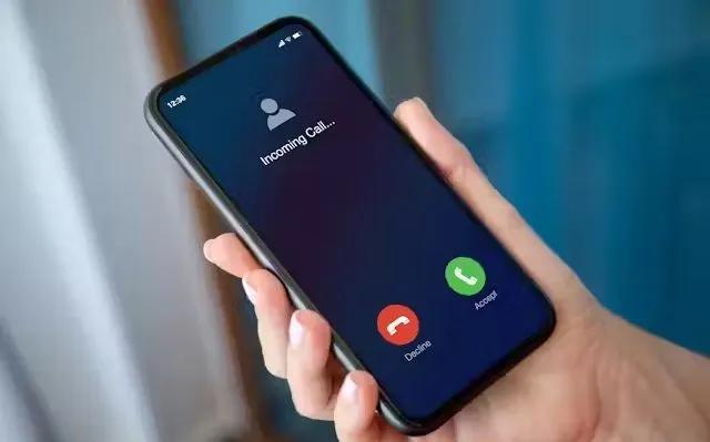Tài khoản ngân hàng được cộng gần 9 triệu, sau đó nhận thêm 7 nghìn đồng chuyển khoản: Người phụ nữ sợ bị lừa liền báo công an - Ảnh 1.