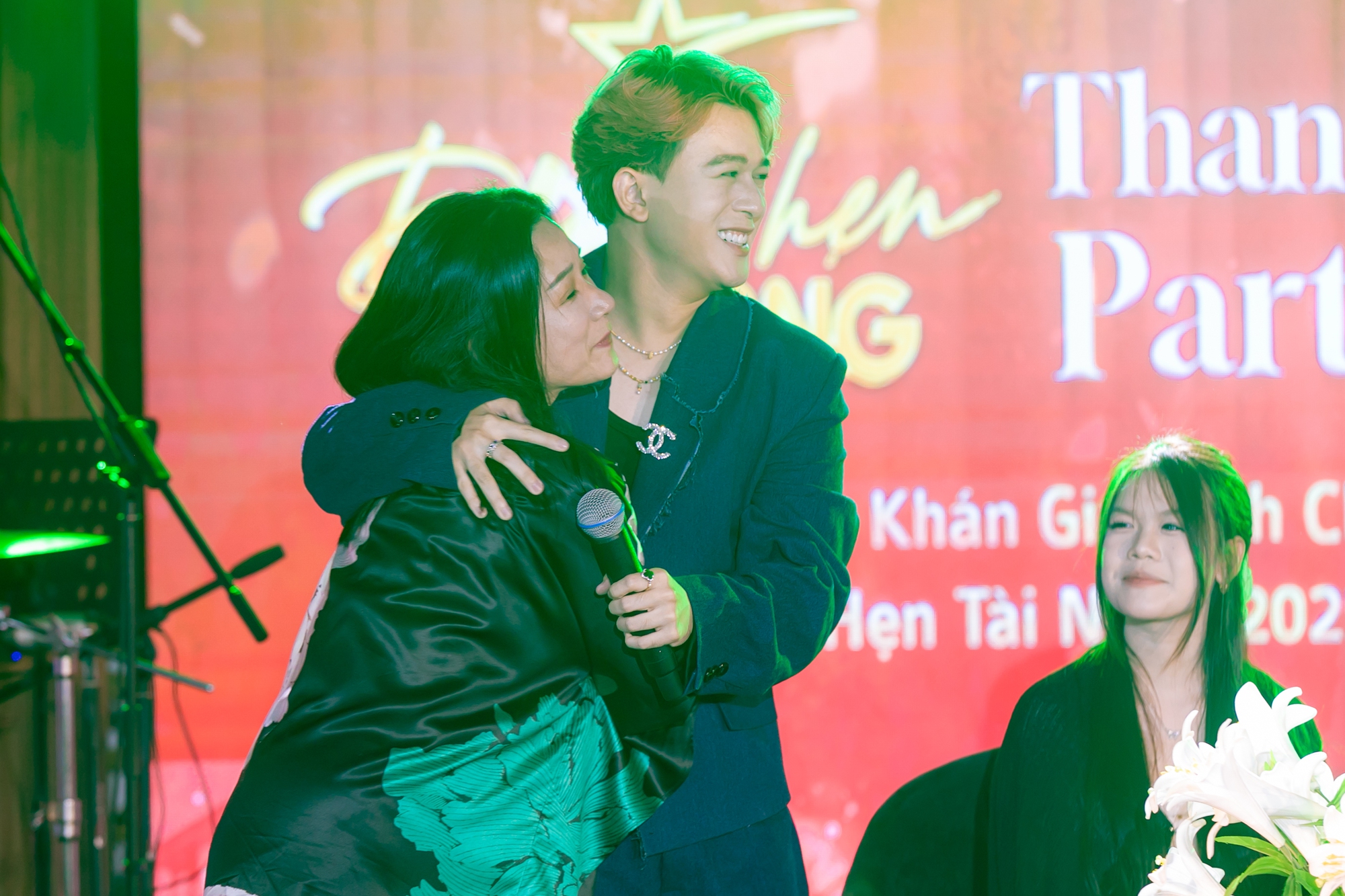 Nữ NSƯT nổi tiếng cả nước nói về mối quan hệ với ca sĩ Quang Anh: Kém 30 tuổi vẫn là bạn thân - Ảnh 3. Nữ NSƯT nổi tiếng cả nước nói về mối quan hệ với ca sĩ Quang Anh: Kém 30 tuổi vẫn là bạn thân - Ảnh 3.