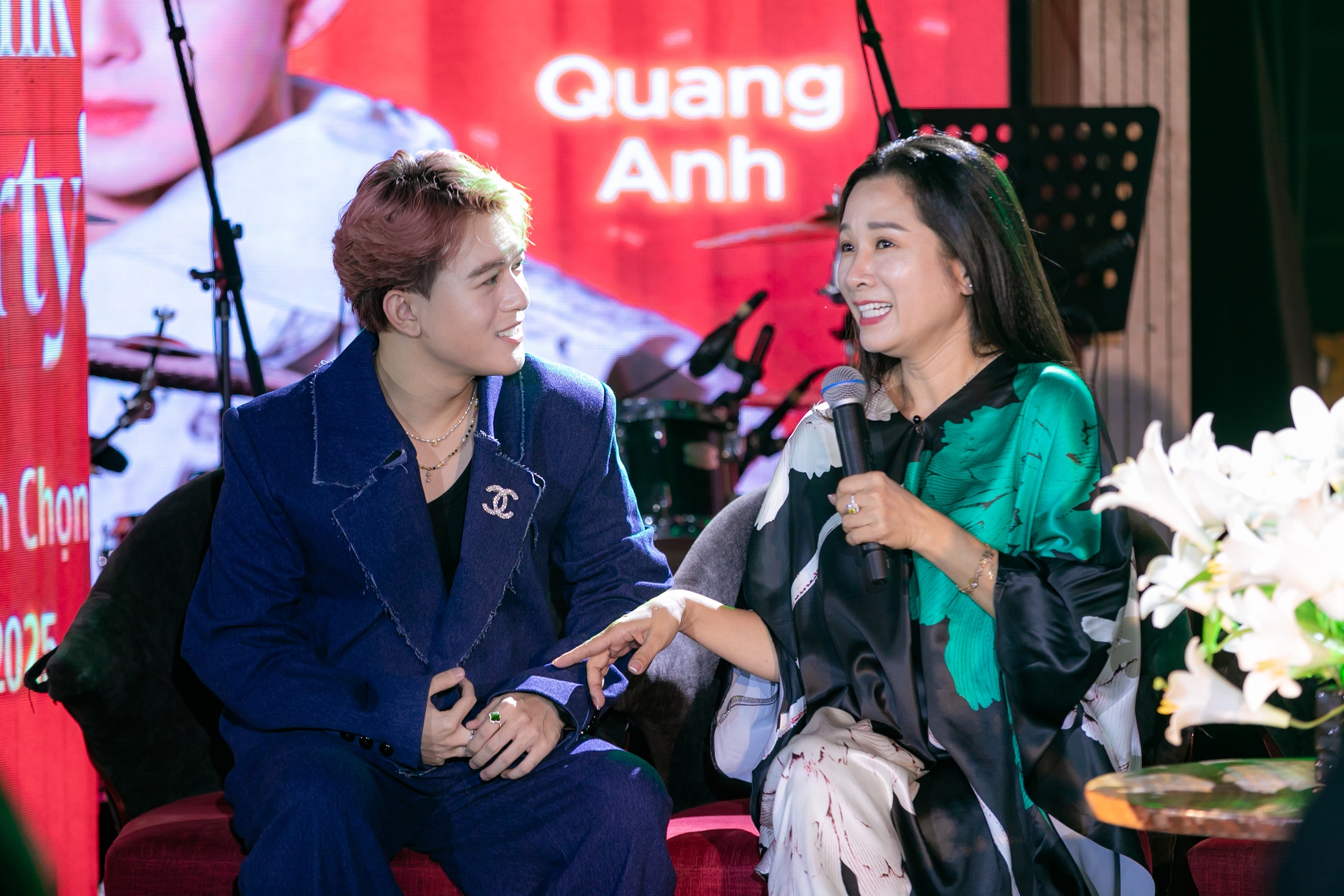Nữ NSƯT nổi tiếng cả nước nói về mối quan hệ với ca sĩ Quang Anh: Kém 30 tuổi vẫn là bạn thân - Ảnh 4. Nữ NSƯT nổi tiếng cả nước nói về mối quan hệ với ca sĩ Quang Anh: Kém 30 tuổi vẫn là bạn thân - Ảnh 4.