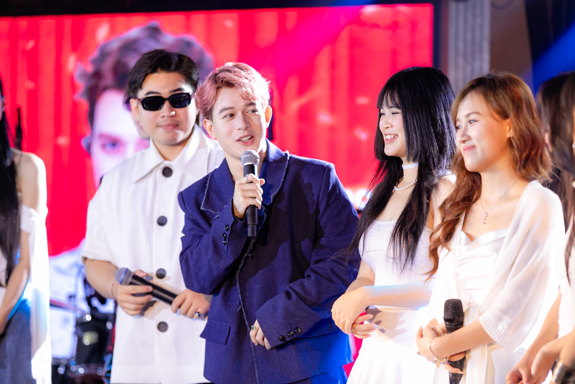 Nữ NSƯT nổi tiếng cả nước nói về mối quan hệ với ca sĩ Quang Anh: Kém 30 tuổi vẫn là bạn thân - Ảnh 5. Nữ NSƯT nổi tiếng cả nước nói về mối quan hệ với ca sĩ Quang Anh: Kém 30 tuổi vẫn là bạn thân - Ảnh 5.