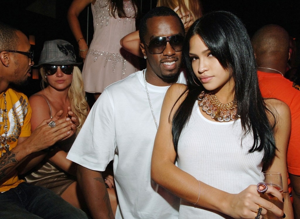 Diddy thoát án chung thân gây sốc: Nữ ca sĩ đưa ông trùm vào tù giờ ra sao?- Ảnh 4. Diddy thoát án chung thân gây sốc: Nữ ca sĩ đưa ông trùm vào tù giờ ra sao?- Ảnh 4.