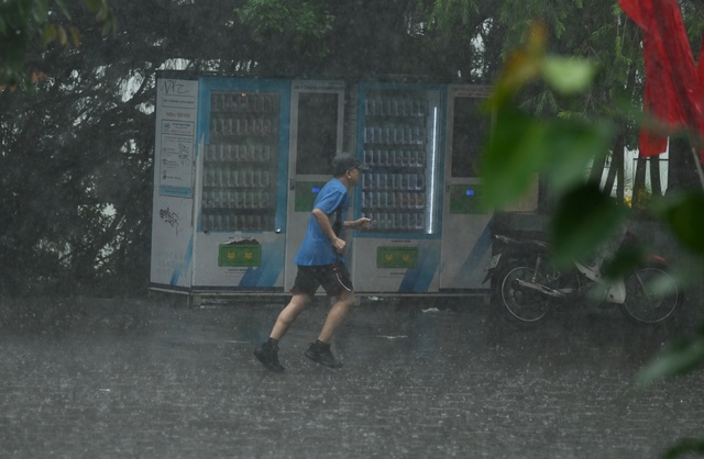 Hà Nội sáng nay sấm chớp đì đùng, người dân vất vả di chuyển dưới cơn mưa như trút - Ảnh 12.