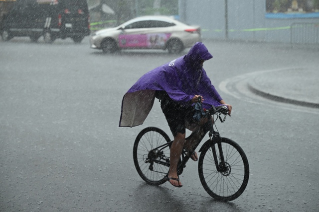Hà Nội sáng nay sấm chớp đì đùng, người dân vất vả di chuyển dưới cơn mưa như trút - Ảnh 13.
