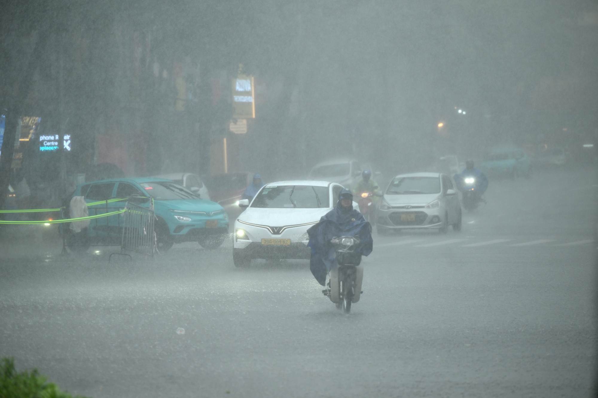 Hà Nội sáng nay sấm chớp đì đùng, người dân vất vả di chuyển dưới cơn mưa như trút - Ảnh 1.
