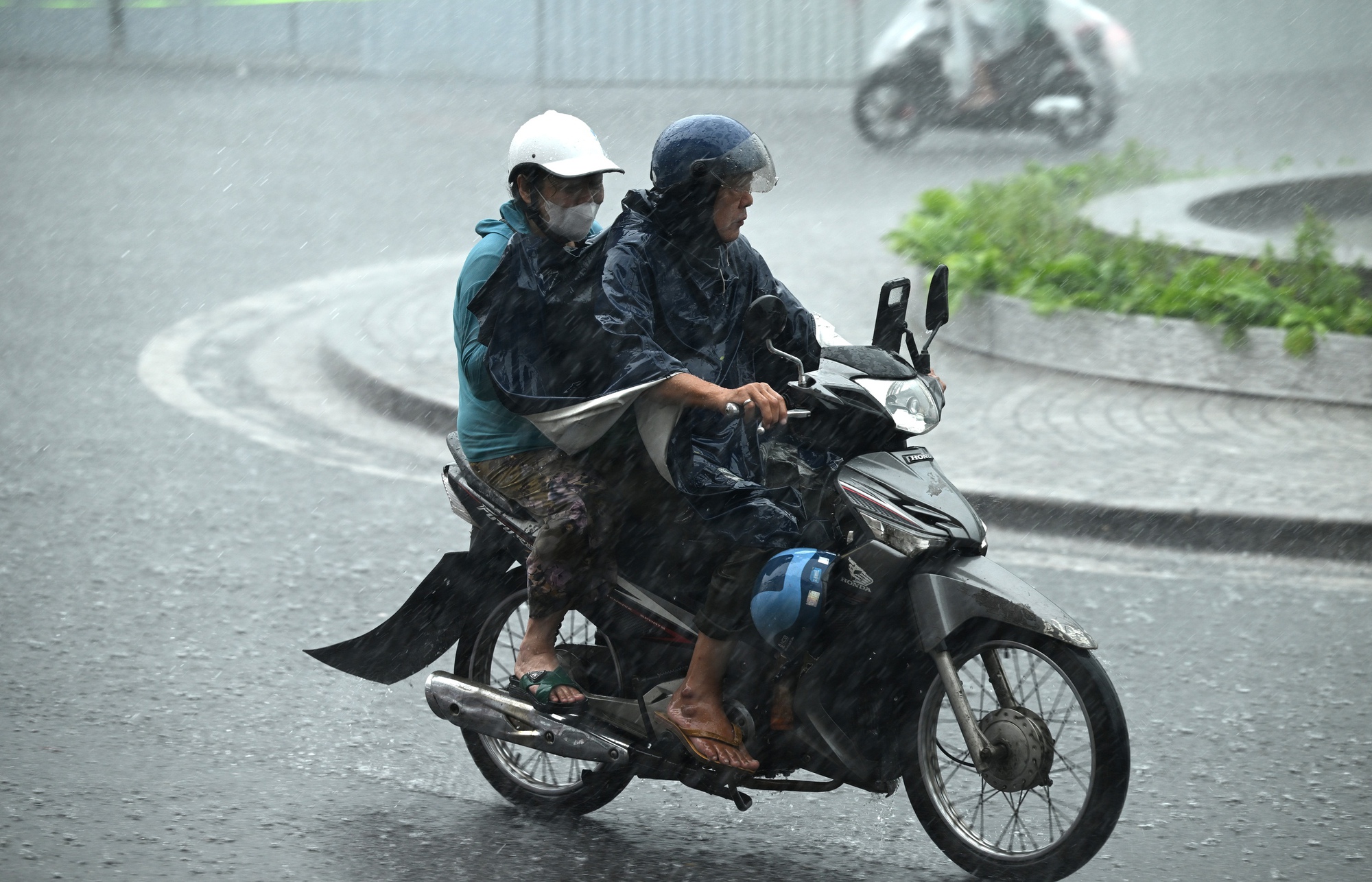Hà Nội sáng nay sấm chớp đì đùng, người dân vất vả di chuyển dưới cơn mưa như trút - Ảnh 3.