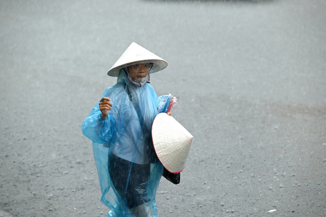 Hà Nội sáng nay sấm chớp đì đùng, người dân vất vả di chuyển dưới cơn mưa như trút - Ảnh 11.