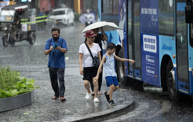 Hà Nội sáng nay sấm chớp đì đùng, người dân vất vả di chuyển dưới cơn mưa như trút - Ảnh 8.