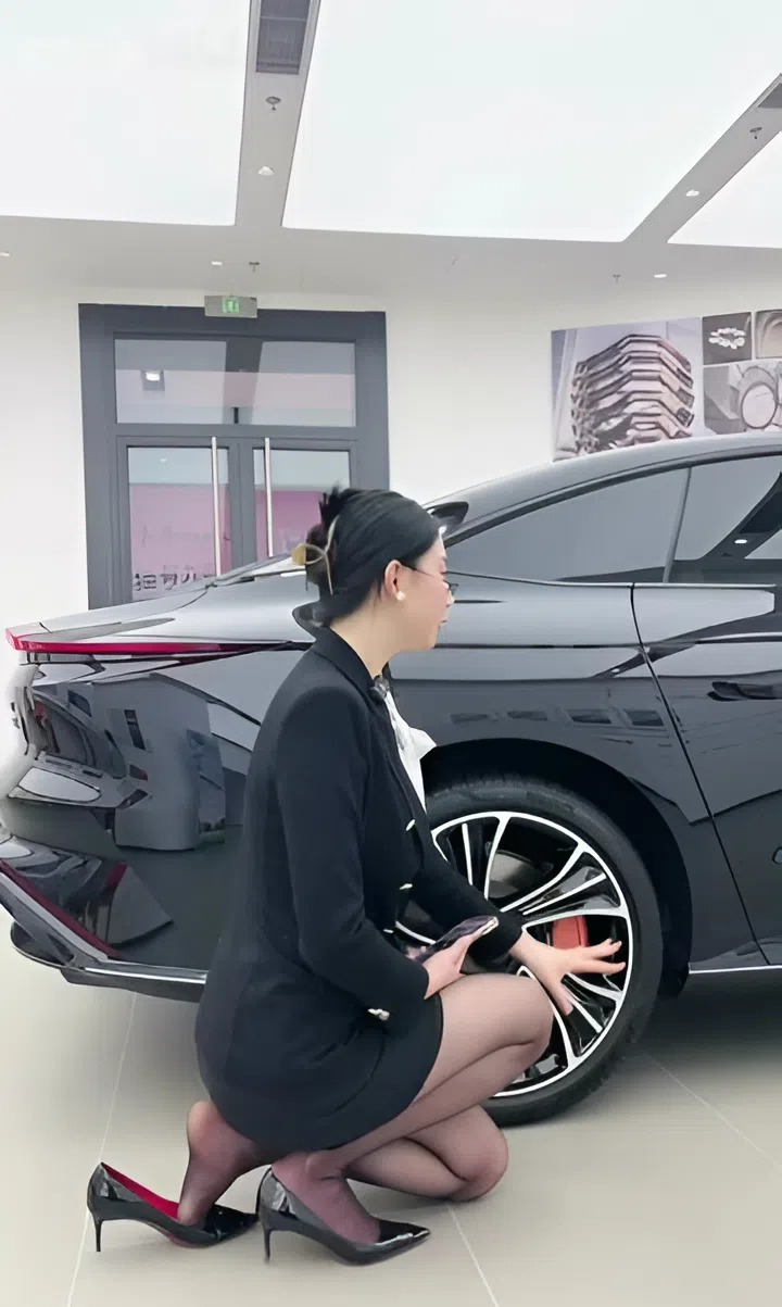 Sales nữ bán xe: Độ dài của chân váy thể hiện sự chuyên nghiệp và tôn trọng khách hàng?- Ảnh 9.