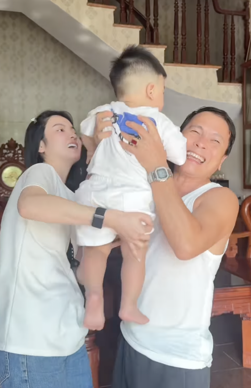 Chu Thanh Huyền b&iacute; mật đưa con trai về qu&ecirc; Quang Hải, phản ứng của bố mẹ ch&agrave;ng cầu thủ mới th&uacute; vị- Ảnh 3.