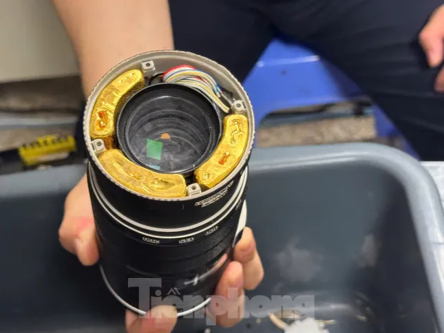 Du khách nước ngòai giấu vàng 9999 trong ống kính máy ảnh tại sân bay Nội Bài - Ảnh 1.