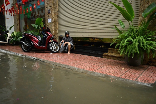 Hà Nội sáng nay sấm chớp đì đùng, người dân vất vả di chuyển dưới cơn mưa như trút - Ảnh 16.