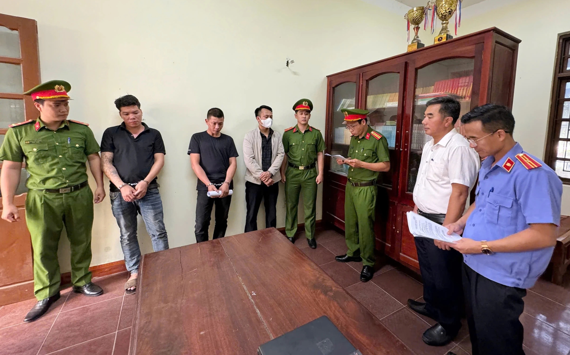 Vì sao 3 thanh niên hành hung chủ nha khoa Sài Gòn Dentist tại Quảng Trị? - Ảnh 1.