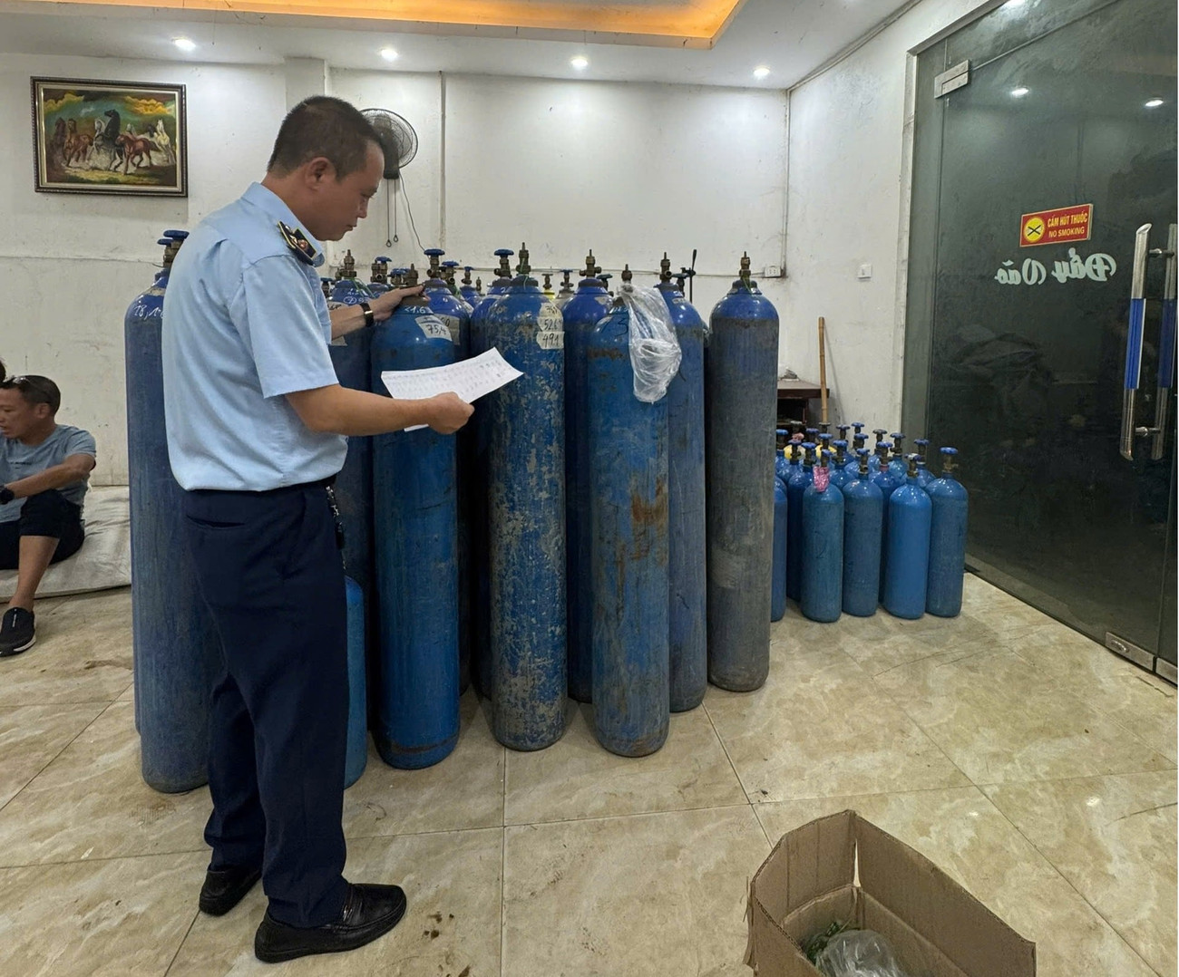 Hà Nội phát hiện hàng trăm bình khí cười không rõ nguồn gốc Tại cơ sở kinh doanh - Ảnh 1.