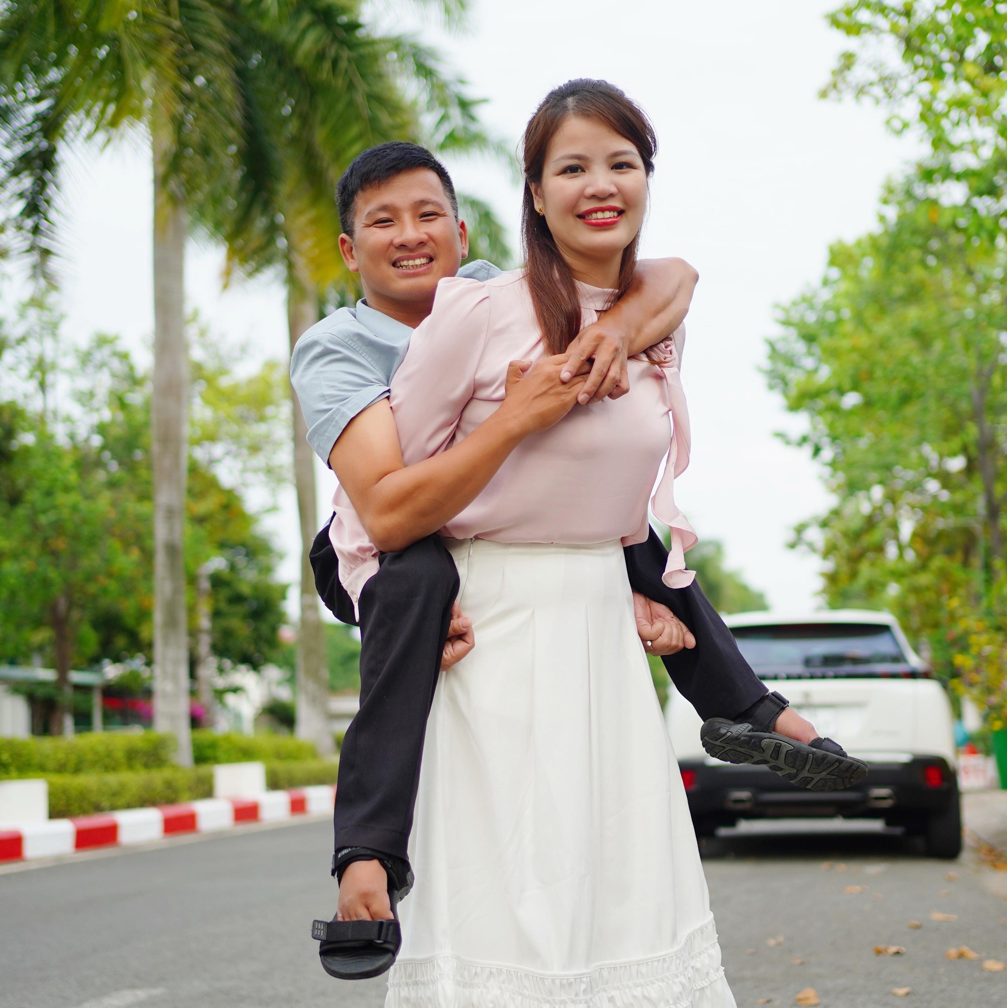 Người phụ nữ xinh đẹp lấy chồng khuyết tật 2 chân ở Phú Thọ: Cuộc sống thay đổi ngoạn mục sau 1 năm - Ảnh 2.