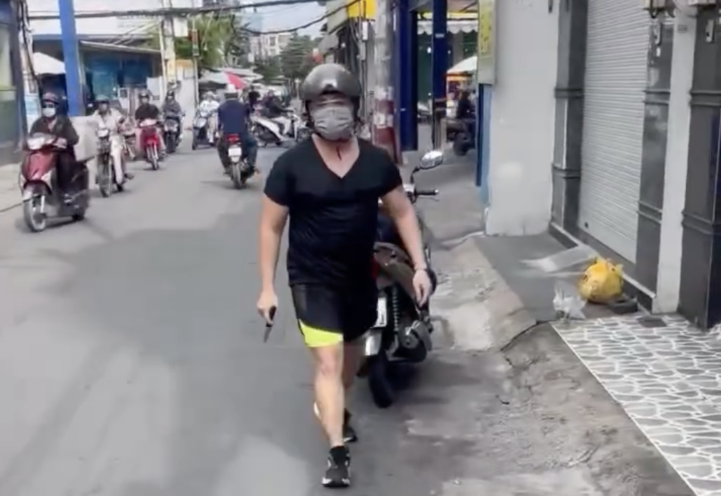 TP HCM: Người đàn ông cầm dao đe dọa tài xế xe ba gác sau va chạm giao thông- Ảnh 1. TP HCM: Người đàn ông cầm dao đe dọa tài xế xe ba gác sau va chạm giao thông- Ảnh 1.