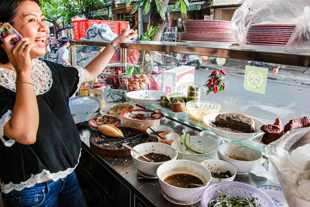 Khách Tây nhận xét về 1 món ăn của Việt Nam: Vừa rẻ vừa ngon, chúng tôi ăn bao nhiêu cũng không biết chán - Ảnh 4.