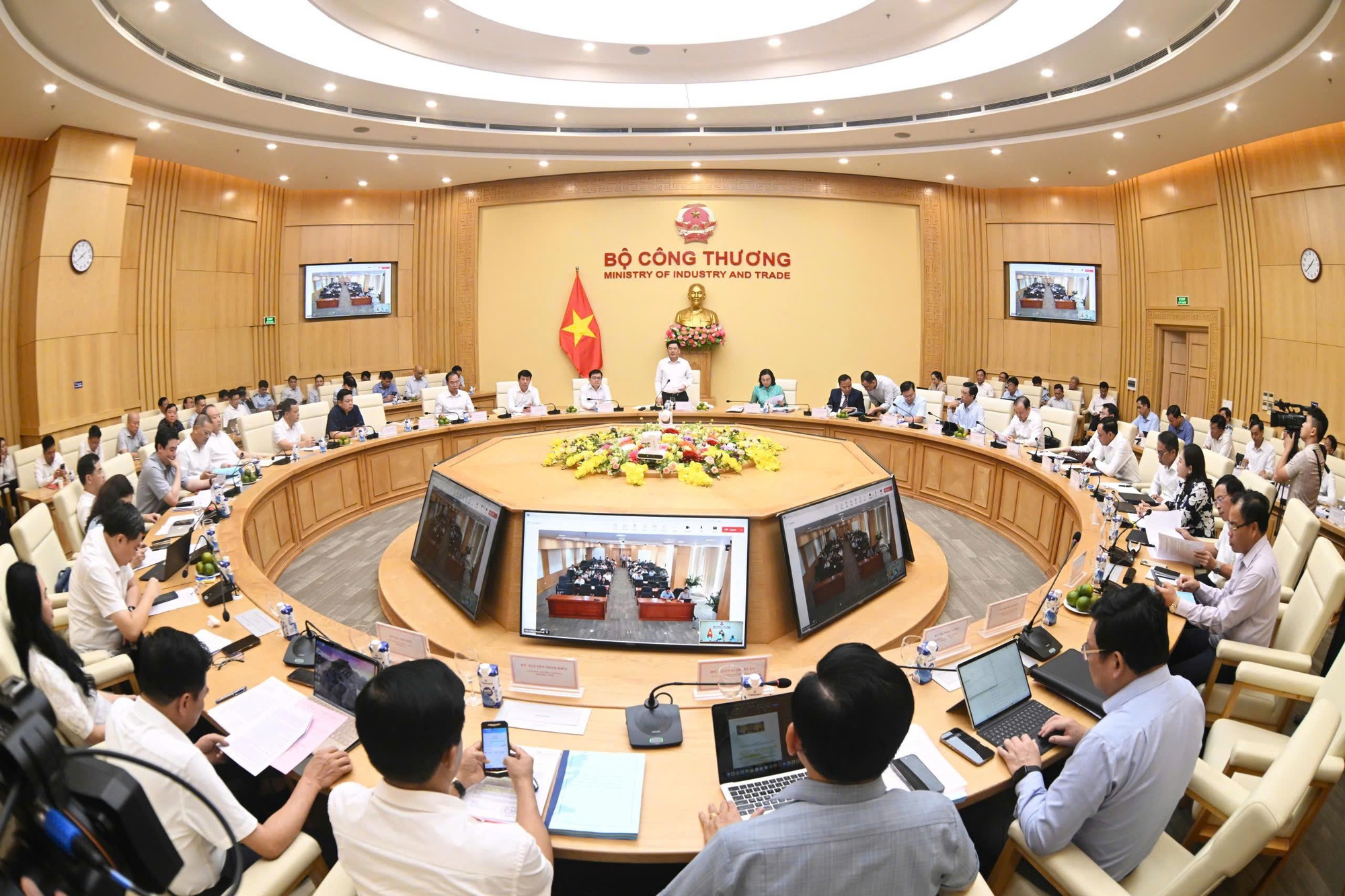 Bộ Công Thương cử 34 lãnh đạo hỗ trợ địa phương để gỡ khó khăn cho chính quyền 2 cấp - Ảnh 1.