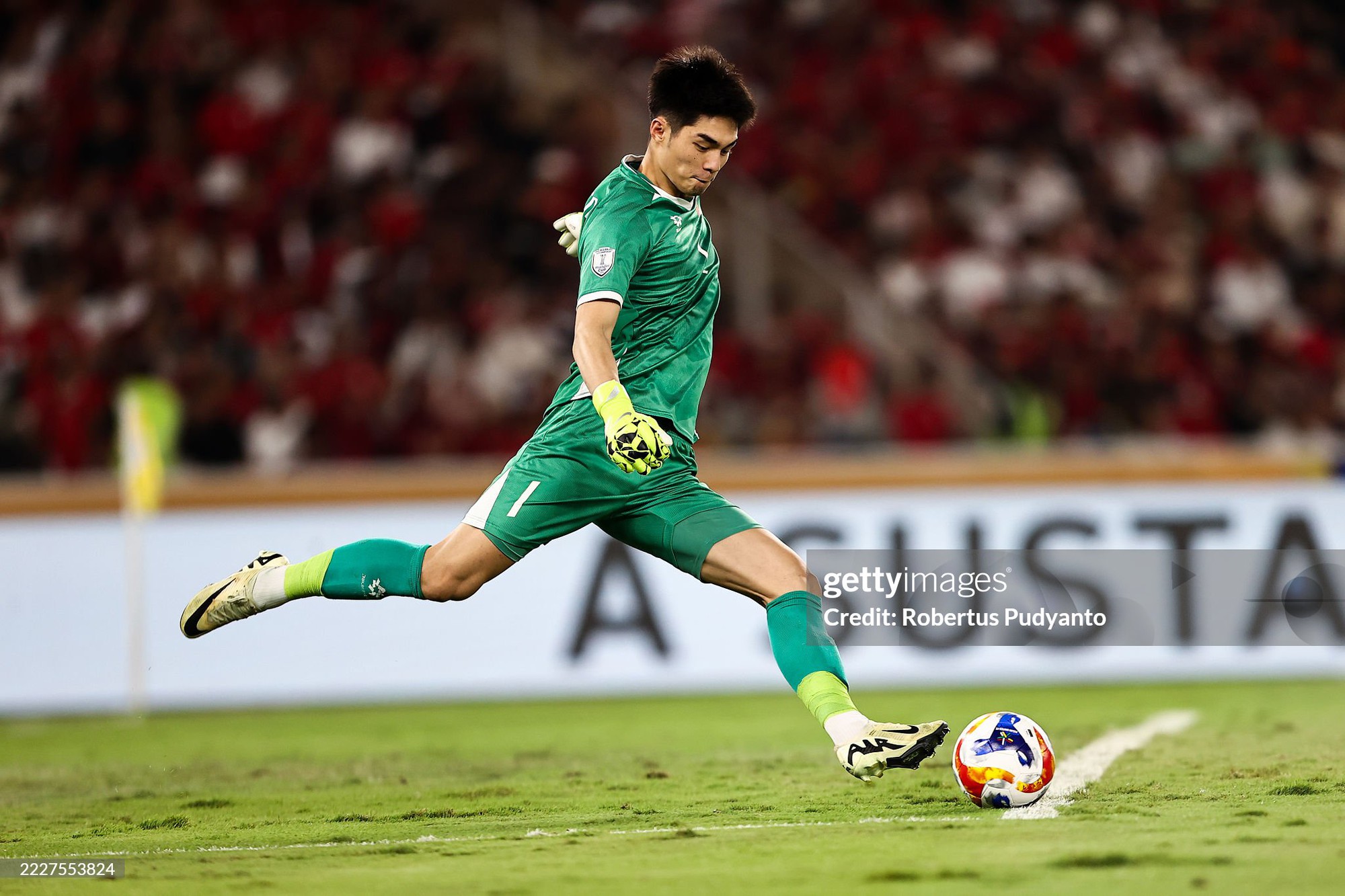 Thủ môn điển trai giúp U23 Việt Nam vô địch, viral trên MXH với khoảnh khắc "ôm bóng như ôm người yêu" - Ảnh 1. Thủ môn điển trai giúp U23 Việt Nam vô địch, viral trên MXH với khoảnh khắc "ôm bóng như ôm người yêu" - Ảnh 1.