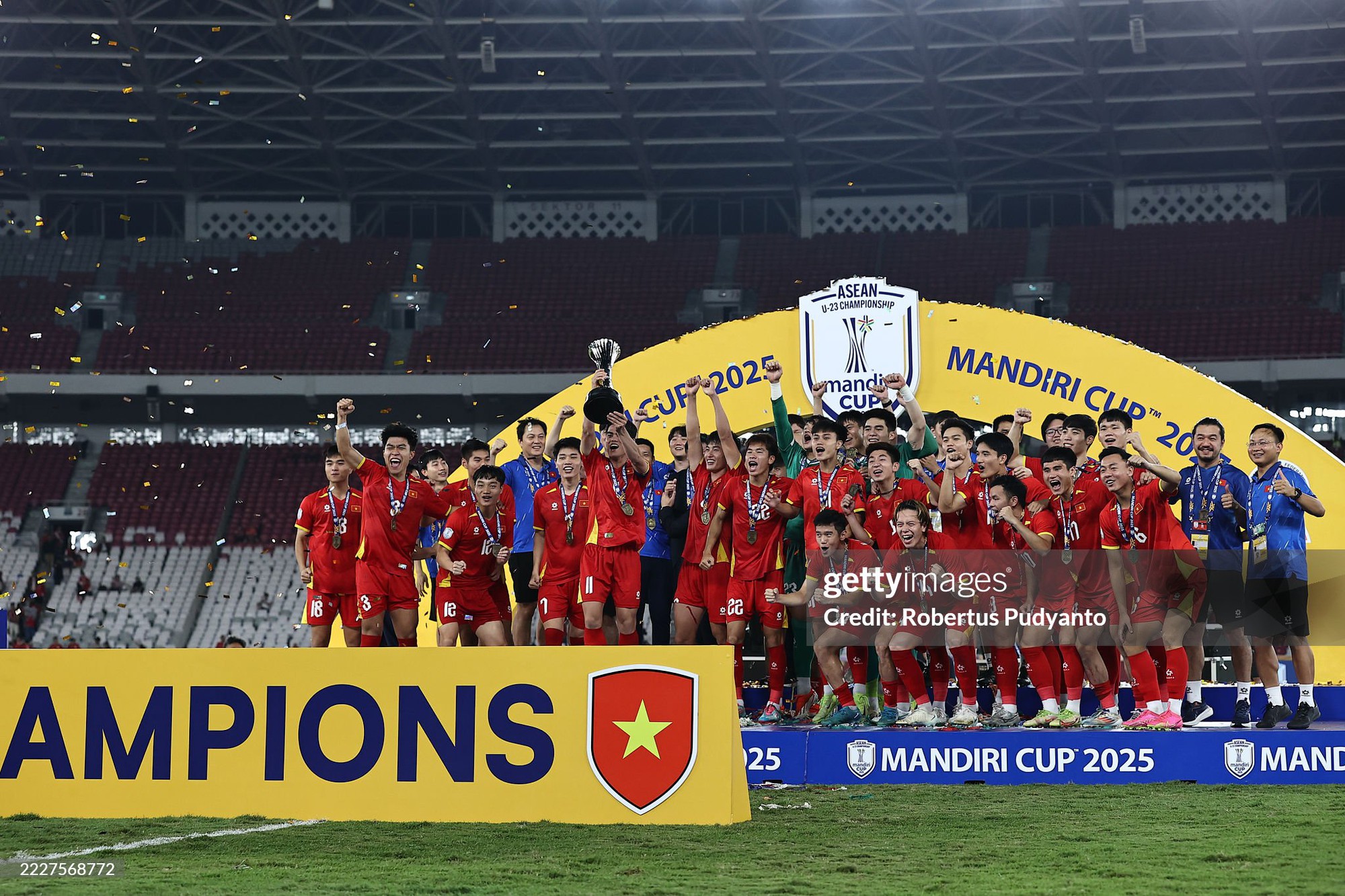 Cổ Đình Bắc xuất hiện nhiều vết cào cấu từ cầu thủ Indonesia- Ảnh 13. Cổ Đình Bắc xuất hiện nhiều vết cào cấu từ cầu thủ Indonesia- Ảnh 13.
