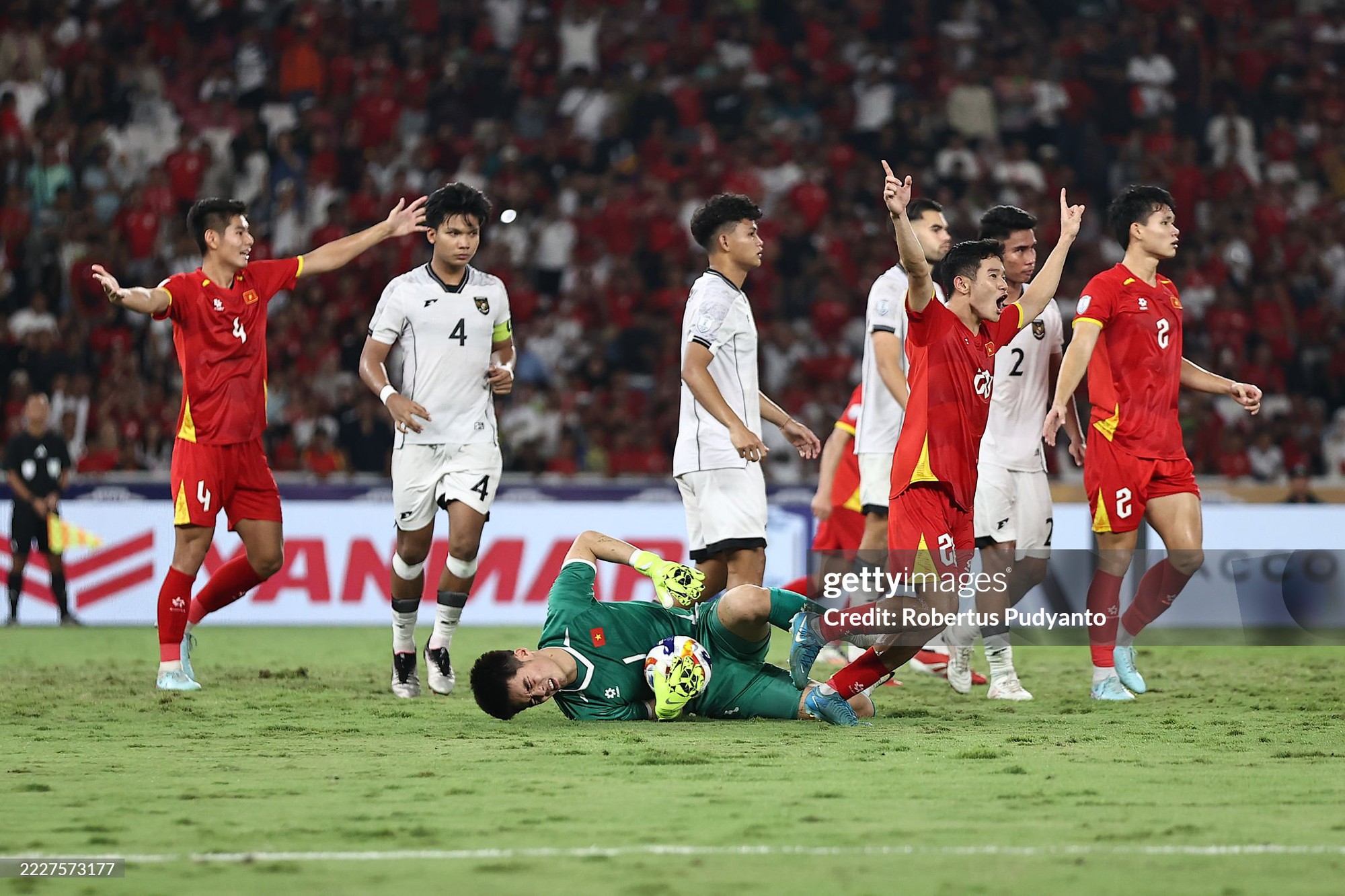 Thủ môn điển trai giúp U23 Việt Nam vô địch, viral trên MXH với khoảnh khắc "ôm bóng như ôm người yêu" - Ảnh 5. Thủ môn điển trai giúp U23 Việt Nam vô địch, viral trên MXH với khoảnh khắc "ôm bóng như ôm người yêu" - Ảnh 5.