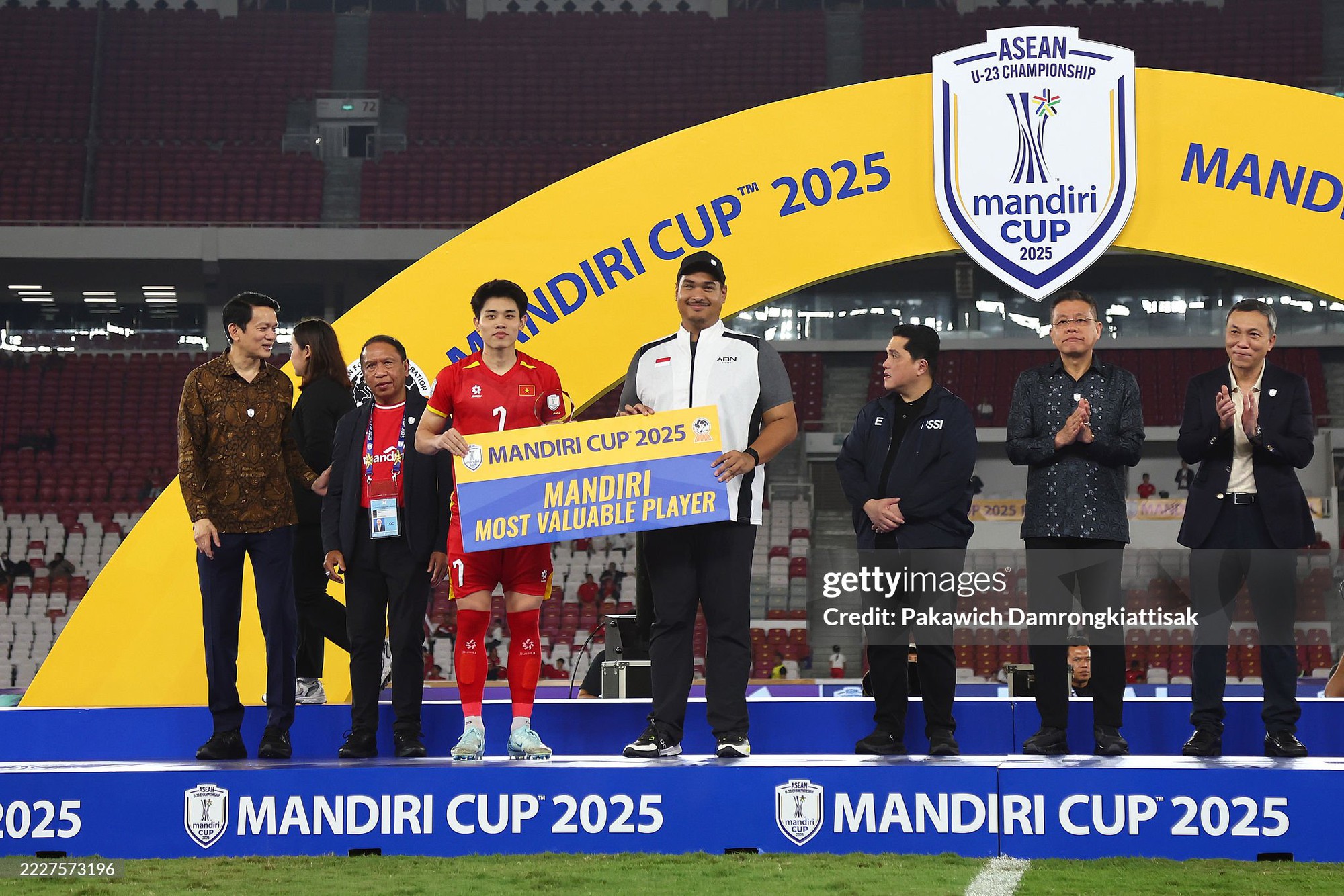 Chân sút số một U23 Việt Nam bị cầu thủ Indonesia bóp cổ, lên nhận giải thưởng vẫn còn hiện rõ vết thương - Ảnh 1.