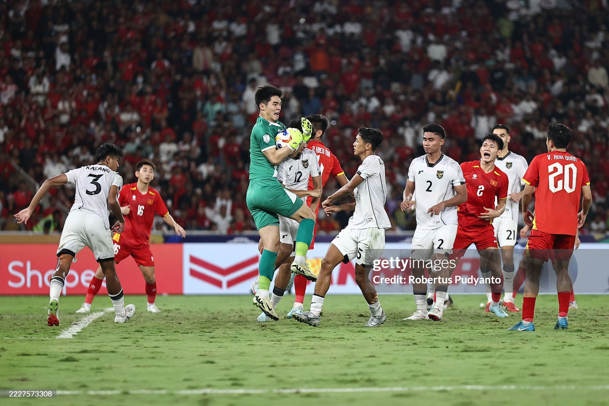 Thủ môn điển trai giúp U23 Việt Nam vô địch, viral trên MXH với khoảnh khắc "ôm bóng như ôm người yêu" - Ảnh 4. Thủ môn điển trai giúp U23 Việt Nam vô địch, viral trên MXH với khoảnh khắc "ôm bóng như ôm người yêu" - Ảnh 4.