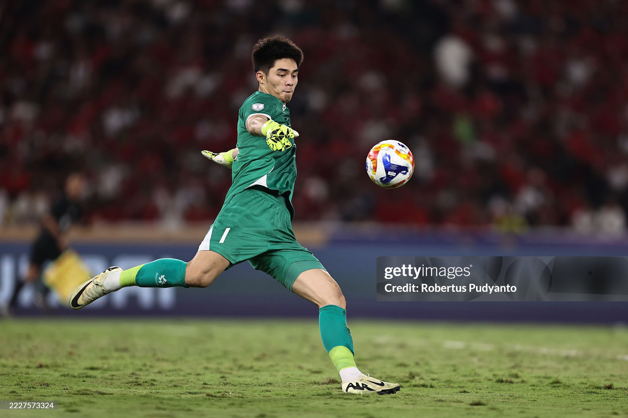 Thủ môn điển trai giúp U23 Việt Nam vô địch, viral trên MXH với khoảnh khắc "ôm bóng như ôm người yêu" - Ảnh 3. Thủ môn điển trai giúp U23 Việt Nam vô địch, viral trên MXH với khoảnh khắc "ôm bóng như ôm người yêu" - Ảnh 3.